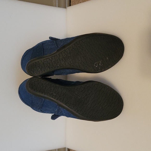 Shoes - Picture 3 of 6